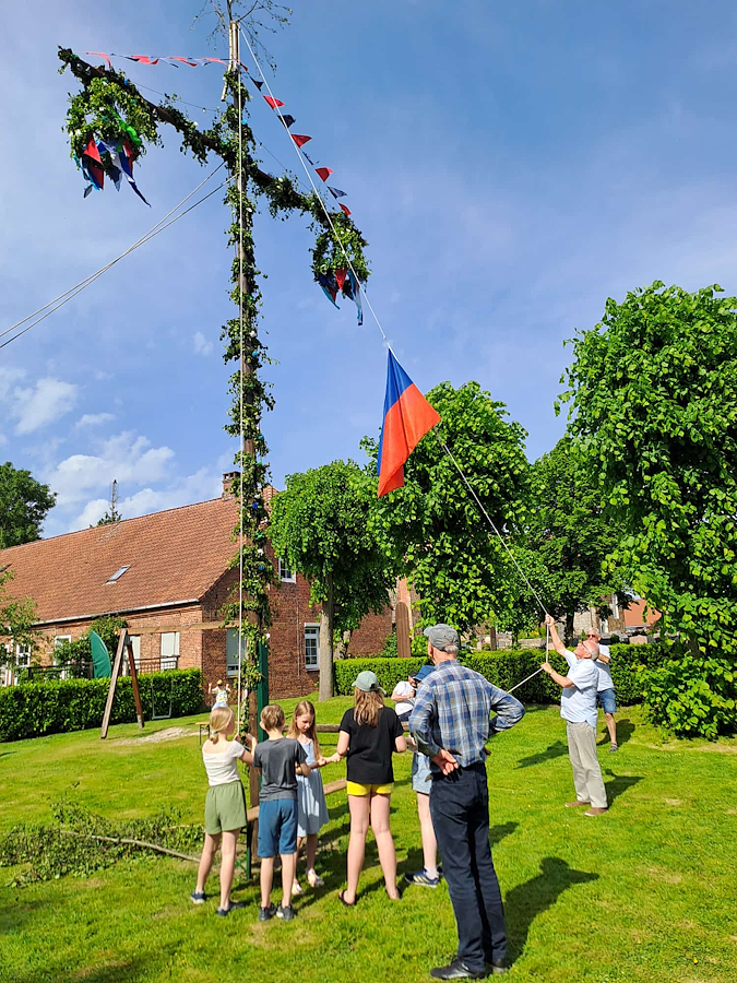 Stadland – Neuer Platz für den Pfingstbaum des Bürgervereins Achterdorp – Gottesdienst, Musik und Grillwurst